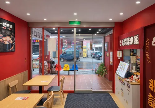 正濟南黃燜雞米飯 品牌形象